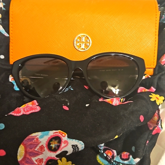 Tory Burch Sunglasses - Picture 5 of 12